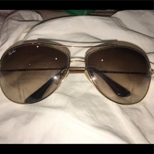 Rayban aviators, tan